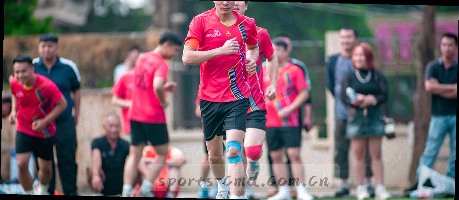 横向排列的赛程条与联赛切换标签，像夜间球场大屏